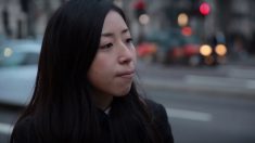 LONDRES – Une jeune femme s’inquiète pour son père enfermé dans un camp de la mort en Chine