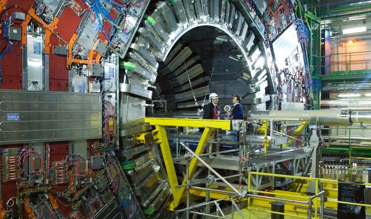 Le LHC du CERN illustre bien la nécessité d'appareil de plus en plus grands pour sonder l'infiniment petit. (Shellac/Flickr, CC BY-SA)
