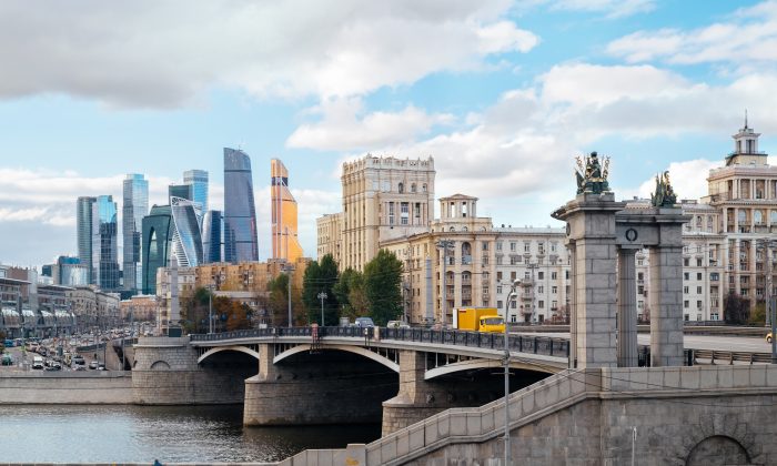 Une vue de Moscou (Russie) : le pont Borodinsky près duquel se mêlent d'anciens bâtiments et des immeubles modernes. (Dmitry Polonskiy/Shutterstock)
