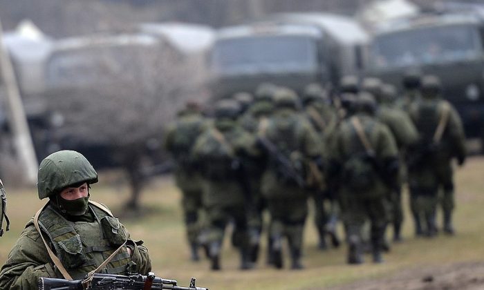 Des soldats russes patrouillent dans la zone entourant une unité militaire ukrainienne près de Simferopol, en Crimée, le 20 mars 2014. (FILIPPO MONTEFORTE/AFP/Getty Images)