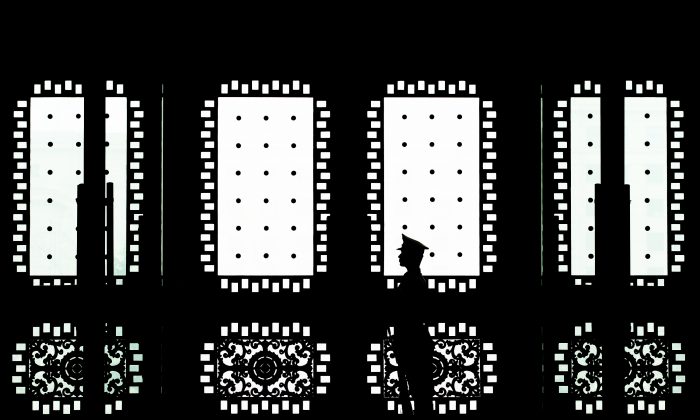 Un soldat chinois monte la garde à la porte principale du bâtiment Bayi à Pékin, le 23 avril 2013. Le régime chinois gère des réseaux militaires de pirates informatiques qui ciblent les entreprises et les institutions gouvernementales d’autres pays. (Andy Wong/Getty Images)