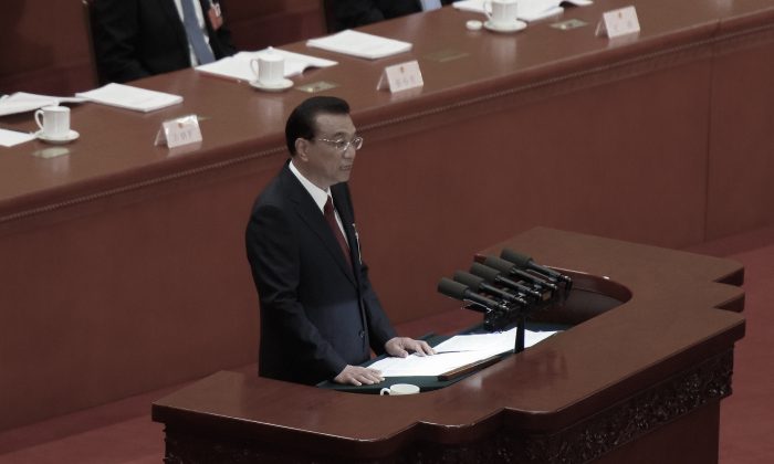 Le Premier ministre chinois Li Keqiang prononce un discours lors de la séance d'ouverture de l’Assemblée nationale populaire au Grand palais du Peuple à Pékin, le 5 mars 2018. (Etienne Oliveau/Getty Images)