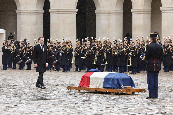 Le président Emmanuel Macron marche en direction du cercueil du lieutenant-colonel Arnaud Beltrame, lors de l’hommage national le 28  mars aux Invalides, Paris (LUDOVIC MARIN/AFP/Getty Images)