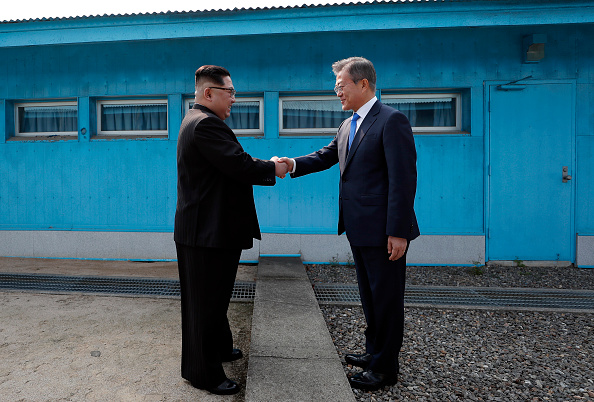 Les dirigeants des deux Corées ont échangé une poignée de main très symbolique sur la ligne de démarcation divisant la péninsule. (Photo : Korea Summit Press Pool/Getty Images)