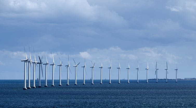La ferme éolienne de Middelgrunden au large des côtes danoises. (Lars Plougmann/Flickr, CC BY)