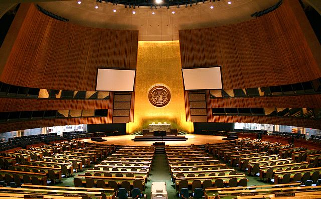  Salle de l’Assemblée générale des Nations unies New York. Photo Patrick Gruban Wikipédia