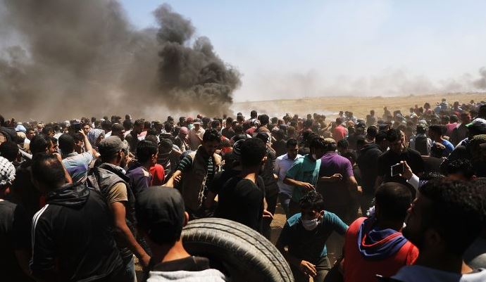Le 14 mai 2018, des Palestiniens lancent des pierres et des explosifs incendiaires sur Israël lors des manifestations dans la ville de Gaza contre l'ouverture d'une ambassade des États-Unis à Jérusalem. (Spencer Plate/Getty Images)