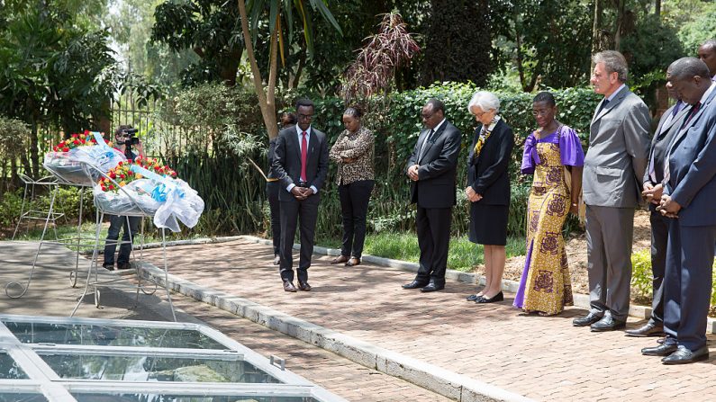 la Directrice générale  du FMI Christine Lagarde et le Ministre rwandais des Finances, Claver Gatete  déposent une couronne de fleurs au Mémorial du génocide le 27 janvier 2015 à Kigali, Rwanda. Photo par Stephen Jaffe /  Getty Images