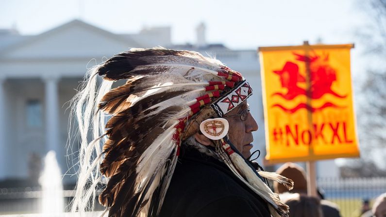 Le chef spirituel Lakota, assiste à une manifestation contre un projet entre le Canada et le golfe du Mexique devant la Maison Blanche à Washington. Photo de NICHOLAS KAMM Getty Images