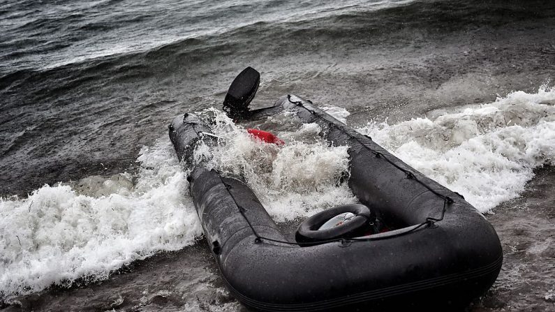 Cinq Iraniens naviguaient à bord d'une embarcation pneumatique. Photo ARIS MESSINIS / AFP / Getty Images
