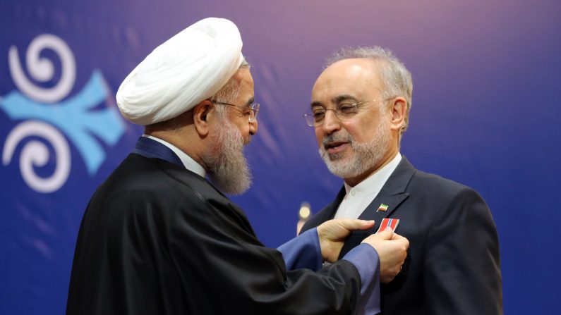 Le président iranien Hassan Rouhani remet à Ali Akbar Salehi, chef de l'Organisation iranienne de l'énergie atomique, la médaille d'honneur pour son rôle dans la mise en œuvre d'un accord nucléaire avec les puissances mondiales le 8 février 2016 à Téhéran. Photo ATTA KENARE Getty Images