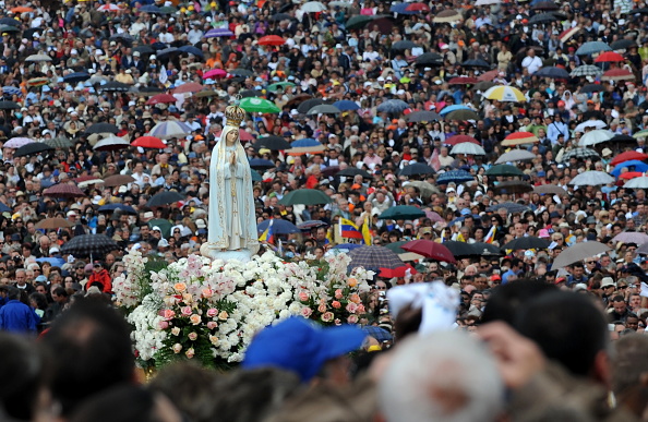 La statue de Notre-Dame de Fatima est portée lors d'une cérémonie de masse au sanctuaire de Fatima à Fatima, au centre du Portugal, le 13 mai 2018.     
Photo  FRANCISCO LEONG/AFP/Getty Images