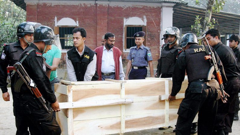 Les membres de la force d'élite du Bangladesh remettent le corps d’islamistes à la famille accusés d'avoir orchestré des attentats à la bombe mortelle à travers le Bangladesh, ils ont été pendus. Photo Strdel AFP/ Getty Image