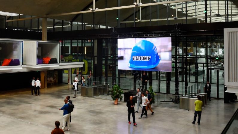 La plus grande pépinière de start-up au monde, la Station F, installée dans un ancien bâtiment ferroviaire parisien. La Station F accueillera 1000 start-ups. Photo BERTRAND GUAY / AFP / Getty Images