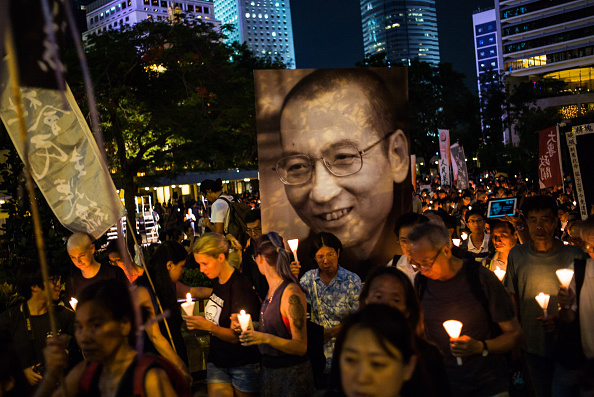 Des manifestants portant des bougies participent à une marche pour pleurer la mort du lauréat du prix Nobel Liu Xiaobo le 15 juillet 2017 à Hong Kong. Photo par Billy HC Kwok / Getty Images