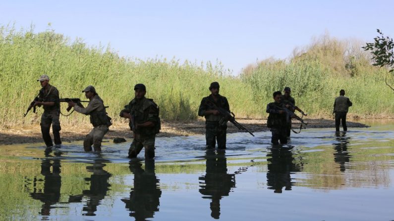 Une ligne dite de "déconfliction" longe le fleuve Euphrate, est destinée à empêcher tout affrontement  et vaincre l'EI dans des zones précises d'Irak et Syrie. Photo STRINGER / AFP / Getty Images.