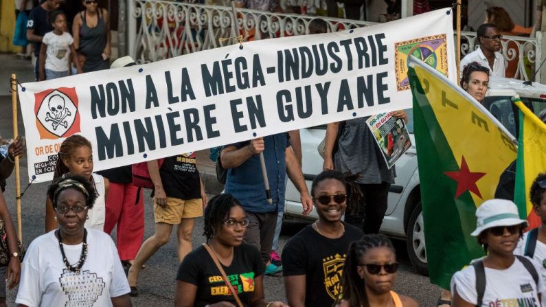 Les manifestants brandissent une banderole contre l'exploitation minière en Guyane, ils défilent à Cayenne
Photo JODY AMIET/AFP/Getty Images