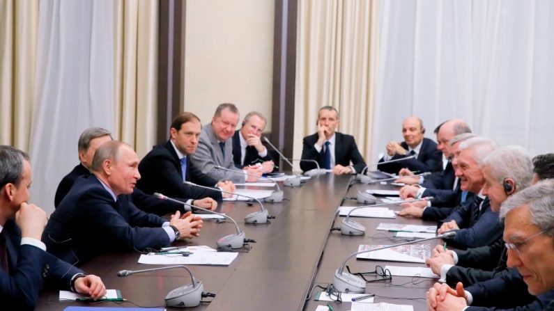 Le président russe Vladimir Poutine rencontre les représentants des milieux d'affaires français et russe à la résidence de l'État de Novo-Ogaryovo. Photo MAXIM SHEMETOV / AFP / Getty Image 