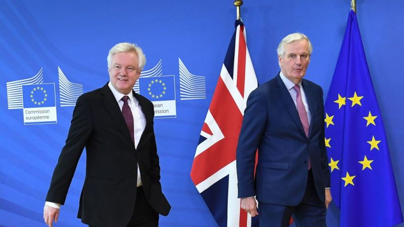     Le ministre britannique du Brexit David Davis (à gauche) et le négociateur en chef de l'UE Michel Barnier se rencontrent à la Commission européenne à Bruxelles le 19 mars 2018.  Photo EMMANUEL DUNAND/AFP/Getty Images