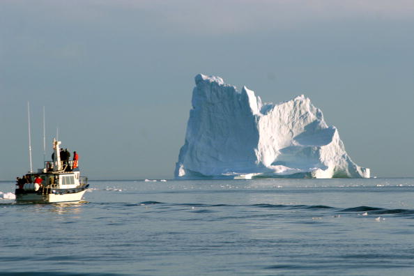 La ministre danoise de l'Environnement, la ministre française de l'Environnement et le directeur général du Bureau japonais de l'environnement mondial, font une croisière devant Ilulissat. Photo Bent Petersen / AFP / Getty Images