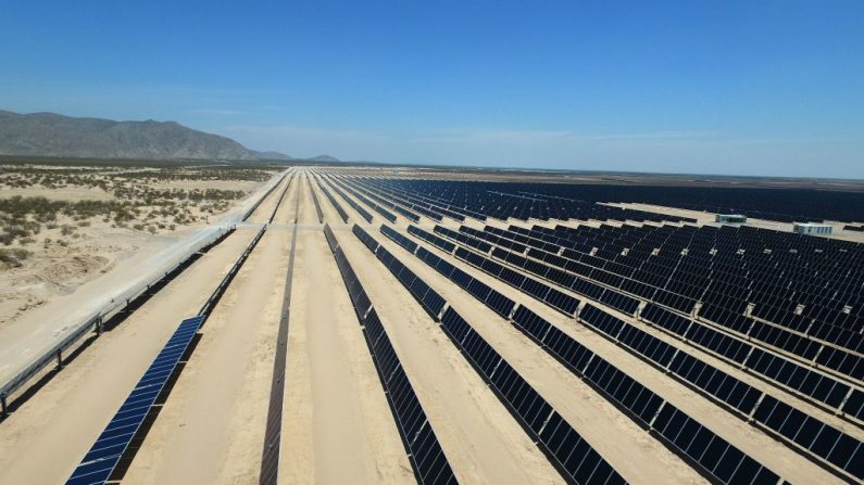 
Photo aérienne de la centrale photovoltaïque de Villanueva exploitée par une société italienne dans le désert près de Villanueva. État de Coahuila, au Mexique. L'usine couvre la superficie de 40 terrains de football. Photo ALFREDO ESTRELLA/AFP/Getty Images