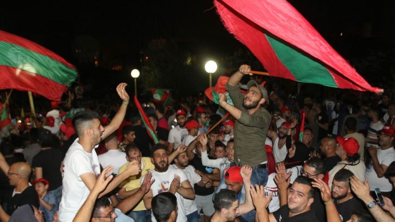 Les partisans d'Oussama Saad célèbrent sa victoire aux élections législatives, à Sidon, le 6 mai 2018. - Moins de la moitié des électeurs libanais ont voté aux élections législatives de dimanche, selon un taux de participation provisoire de 49,2% annoncé par le ministre de l'Intérieur Nohad Machnouk. Photo par Mahmoud ZAYYAT / Getty Images)