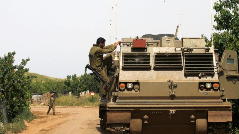 Un soldat israélien monte sur un M270 Menatetz, un véhicule de lance-roquettes multiples, près de la frontière syrienne dans les Hauteurs du Golan annexées par Israël le 10 mai 2018
Photo : JALAA MAREY/AFP/Getty Images)