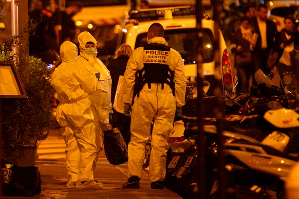 Les médecins légistes se préparent à inspecter le quartier de Monsigny à Paris après qu'une personne ait été tuée et plusieurs autres blessées par un homme armé d'un couteau. Photo GEOFFROY VAN DER HASSELT / AFP / Getty Images
