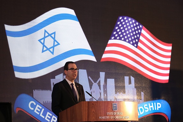 Le secrétaire américain au Trésor, Steve Mnuchin, prononce un discours alors qu'il assistait à la réception officielle à l'occasion de l'ouverture de l'ambassade américaine au ministère des Affaires étrangères à Jérusalem. Photo GALI TIBBON / AFP / Getty Images.