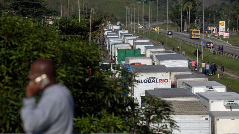 Les routiers brésiliens bloquent partiellement la route Santos Dumont près de la ville de Mage, dans l'Etat de Rio de Janeiro, au Brésil, le 23 mai 2018. PHOTO MAURO PIMENTEL / AFP / Getty Images.     