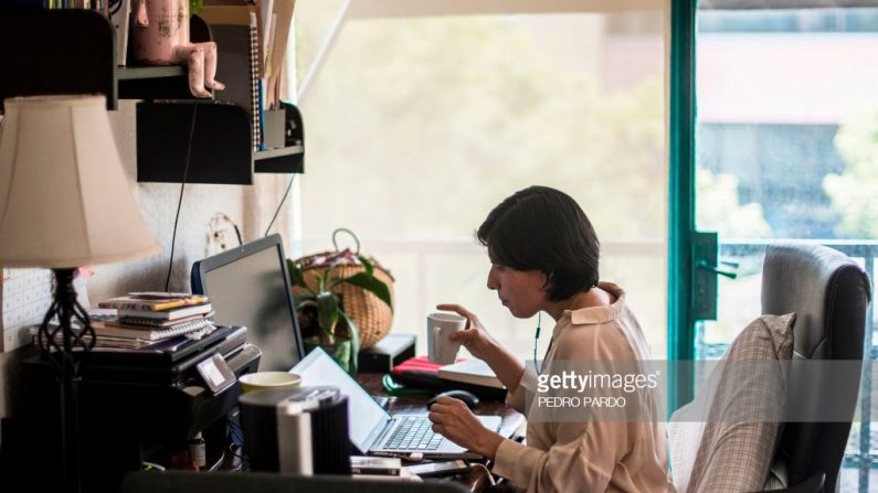 La journaliste mexicaine Daniela Rea est photographiée alors qu'elle travaillait chez elle à Mexico.PEDRO PARDO / AFP / Getty Images) 
