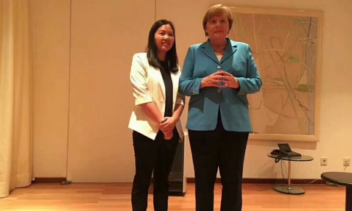 La chancelière allemande Angela Merkel avec Xu Yan, épouse de l'avocat des droits de l'homme Yu Wensheng. (Capture d'écran via Twitter)