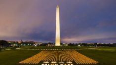 Une veillée aux chandelles à la mémoire des personnes tuées en Chine pour leur croyance illumine le Monument de Washington