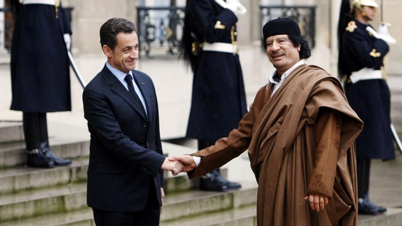  Le dirigeant libyen Moamer Kadhafi serre la main du président français Nicolas Sarkozy  le 10 décembre 2007 au palais de l'Elysée à Paris. (FRANCK FIFE/AFP via Getty Images)