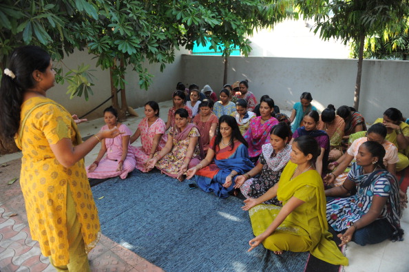 La docteure Nayna Patel, pionnière de la maternité de substitution en Inde, participe à une séance de yoga avec des mères porteuses dans une maison de mères porteuses à Anand. Photo  SAM PANTHAKY / AFP / Getty Images.