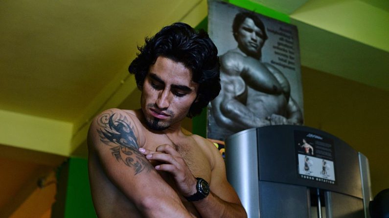 Malgré l’insécurité de la ville le bodybuilder afghan, Muzafar, 21 ans, dans un gymnase de musculation à Kaboul. Photo WAKIL KOHSAR / AFP / Getty Images.