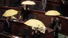 Hong Kong: deux ex-élus indépendantistes condamnés à de la prison. « Hong Kong n’est pas Pékin »