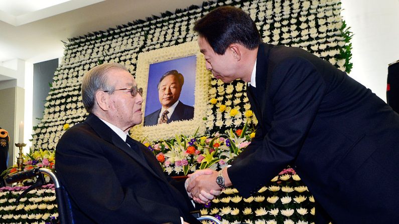 L'ancien Premier ministre Kim Jong-Pil de la Corée du Sud console le fils Kim Hyun-Chul de l'ex-président sud-coréen Kim Young-Sam, décédé. Photo Pool via Getty Images.