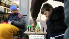 À douze ans, un jeune Indien devient grand maître des échecs