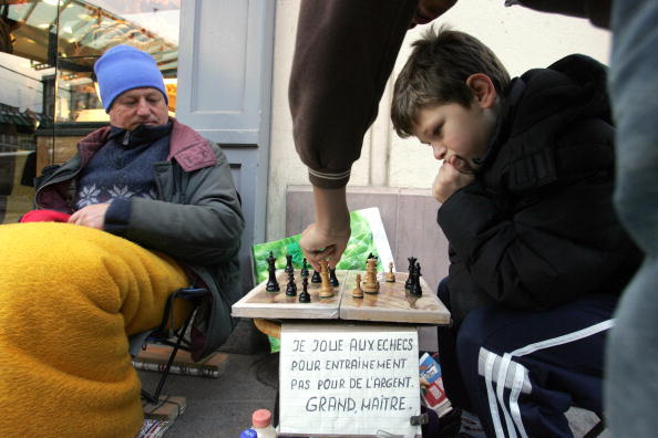 Un joueur d'échecs sans-abri rivalise avec un adolescent, dans une rue de Strasbourg. Photo OLIVIER MORIN/AFP/Getty Images.