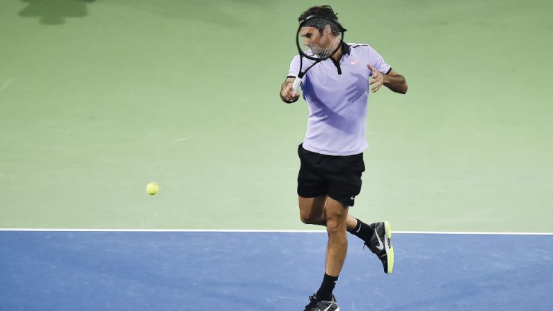 Federer est passé à deux doigts de perdre son titre et le trône mondial face à Benoît Paire jeudi. Photo MICHAEL BUHOLZER / AFP / Getty Images.