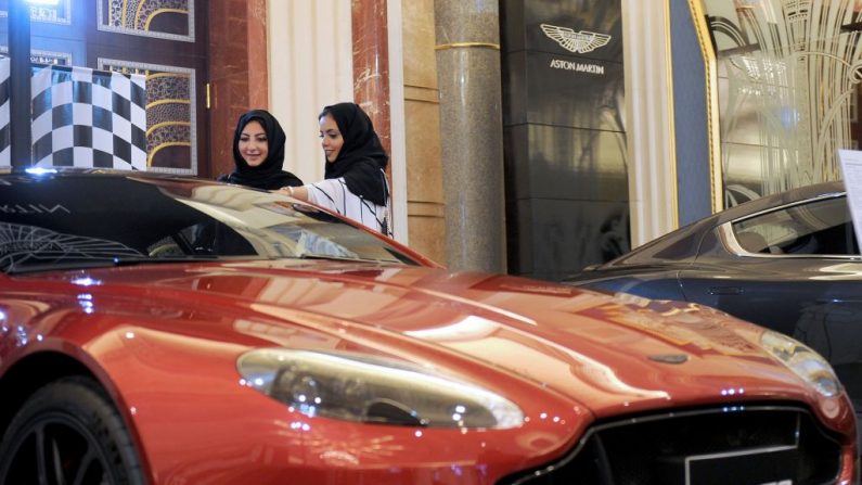 La remise lundi de permis saoudiens s'est déroulée "dans de nombreux endroits et dans différentes villes ». Photo AMER HILABI / AFP / Getty Images