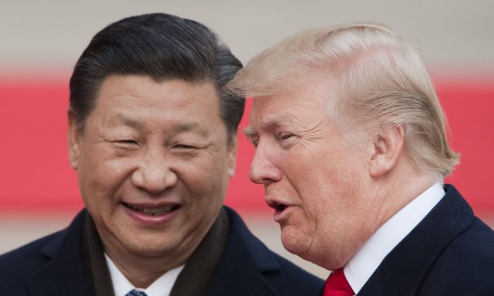 Le dirigeant chinois Xi Jinping et le président américain Donald Trump assistent à une cérémonie de bienvenue au Grand palais du Peuple à Pékin, le 9 novembre 2017. (Nicolas Asfouri/AFP/Getty Images)