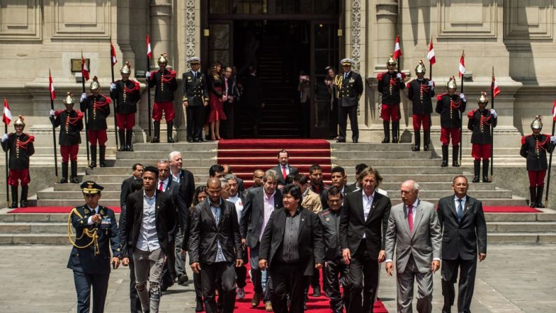 L'entraîneur de l'équipe de football péruvien Ricardo Gareca et le footballeur Alberto Rodriguez quittent le palais du gouvernement à Lima. Photo ERNESTO BENAVIDES / AFP / Getty Images.