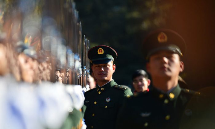 Les soldats de l'Armée populaire de libération du régime chinois s'entraînent le 1er janvier. (/AFP/Getty Images)