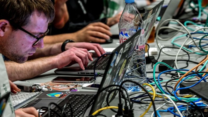 Des gens travaillent sur les ordinateurs lors du 10ème Forum International de la Cyber sécurité. Photo PHILIPPE HUGUEN / AFP / Getty Images.