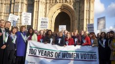 Des femmes britanniques défilent pour le centenaire de leur droit de vote