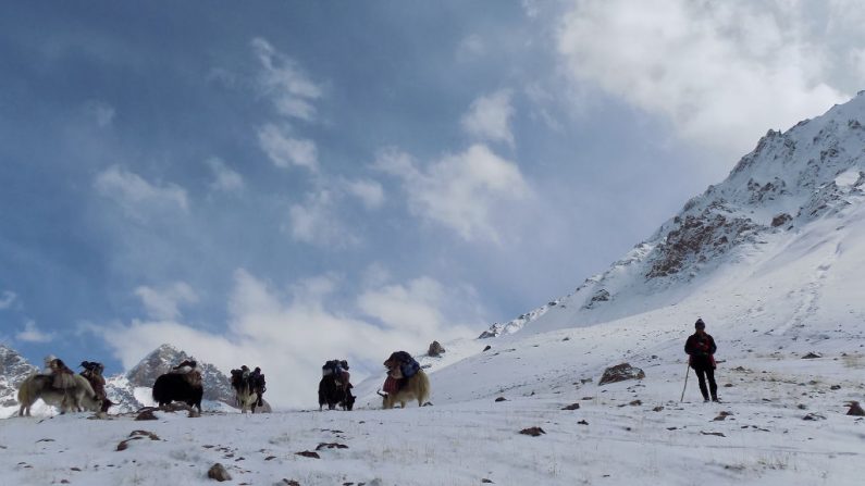     Une montagne enneigée près de la frontière pakistanaise dans le corridor Wakhan dans le nord de l'Afghanistan. Le Irshad Pass, un sentier étroit à plus de 16 300 pieds d'altitude. Les alpinistes ont subi l’avalanche dans cette zone. Photo GOHAR ABBAS / AFP / Getty Images.