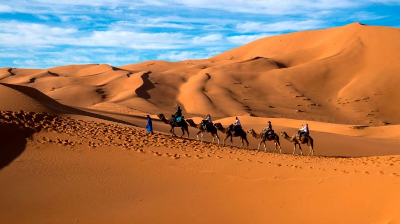 Les cavaliers s'affrontent lors de la course équestre 'Gallops of Morocco' dans le désert de Merzouga le désert du Sahara sud marocain le 2 mars 2018 être FADEL SENNA / AFP / Getty Images.