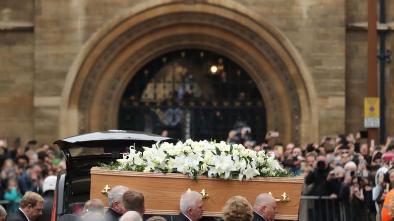 Le cercueil du physicien britannique Stephen Hawking est transporté dans l'église Great St Mary's pour le service funéraire le 31 mars 2018 à Cambridge. Photo par Christopher Furlong / Getty Images.